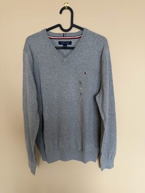 NWT Tommy Hilfiger V-Neck Sweater | Heather Grey | Size M